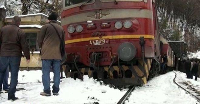БДЖ пусна движението в участъка Копривщица – Стряма, отстраниха дерайлиралия влак