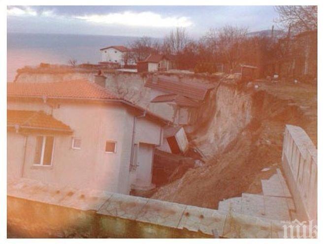 Ужас край Албена! Къщи се свличат към морето (снимка)