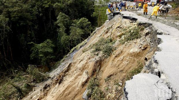 Свлачища затвориха пътища в България