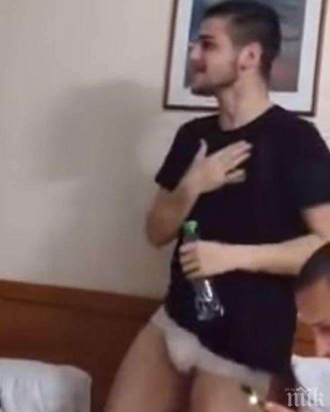 Порно скандал разтресе българския футбол! Играч пее парче на Софи Маринова по гащи - съотборник го пляска по достойнството (видео 18+)