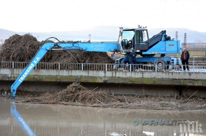 445 са евакуирани във Варненско, полицията пази къщите им (снимки)