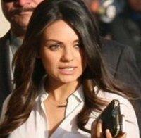 Мила Кунис показа брачната си халка (снимка)