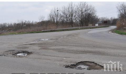 Бургас отводнява и закърпва спешно ул. Крайезерна