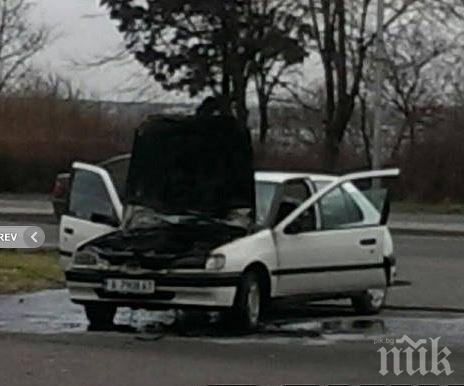 Кола пламна в бургаския ж.к. Изгрев (снимки)