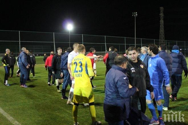Вижте видео от масовия бой, който прекрати контролата на Левски срещу Улисес
