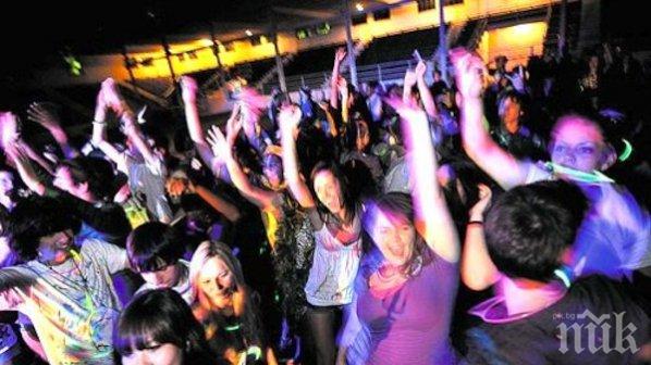 На дискотека – с тапия от родител