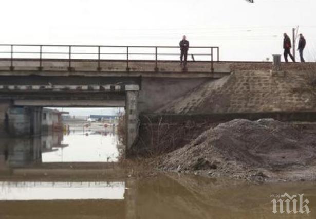 Протестиращи заплашват да затворят пътя за кв. Долно Езерово в Бургас (снимки)