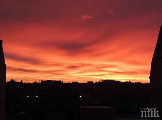 Вижте невероятното небе над София тази сутрин (снимки)