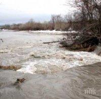 В Смолян са в паника от нови наводнения, паркират колите си в планината, качват телевизорите си на тавана