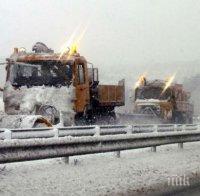 Обработват със смеси пътищата в София 