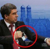 Фейсбук изригна след снимка в ПИК: Президентът Плевнелиев ходи с бадж да го разпознават - няма такъв резил!