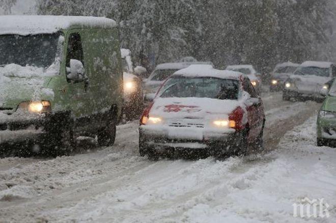 Снегът парализира София! Километрични задръствания в сърцето на града, Орлов мост потъна в преспи (обновена)