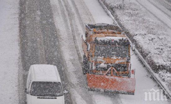 Две свлачища затрудняват шофьорите на Предел, техника разчиства
