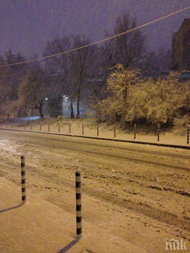 МВР: Не пътувайте, ако е възможно! Обстановката по пътищата е усложнена