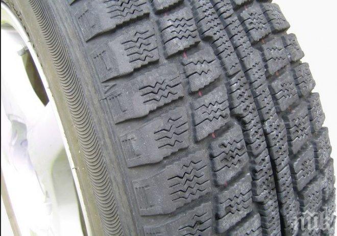 Нарязаха гумите на 8 коли в Бургас 