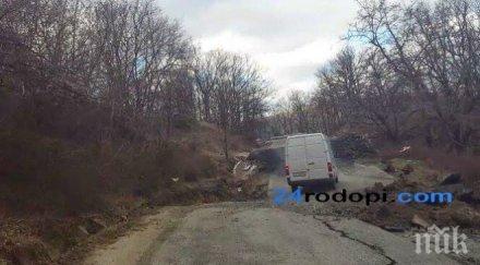 шофьори нагло безотговорно преминават забранен участък заради опасно свлачище вижте играят смъртта снимки