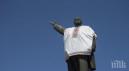 паднаха три комунистически паметника украйна