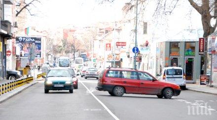 наглост без граници вижте безпардонен шофьор прави обратен завой централна улица снимки