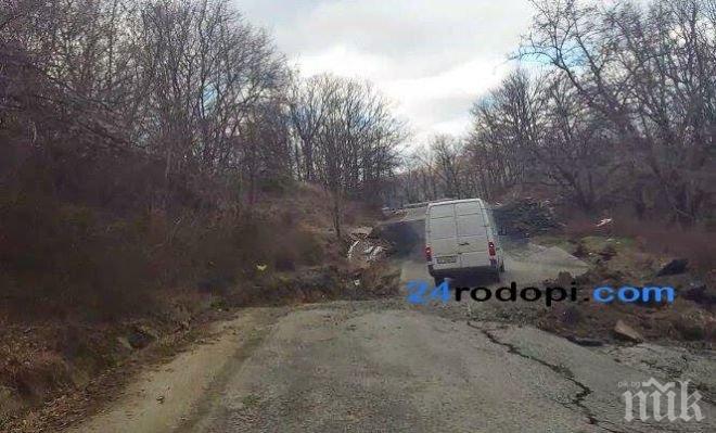 Шофьори нагло и безотговорно преминават през забранен участък заради опасно свлачище, вижте как си играят със смъртта (снимки)