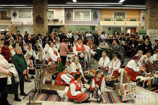 Зевзеци облякоха Анджелина Джоли като добруджанка на празника на виното (снимки)