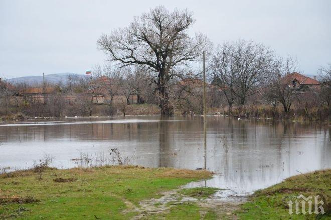 Подпочвени води са наводнили земеделски площи в Струмяни 
