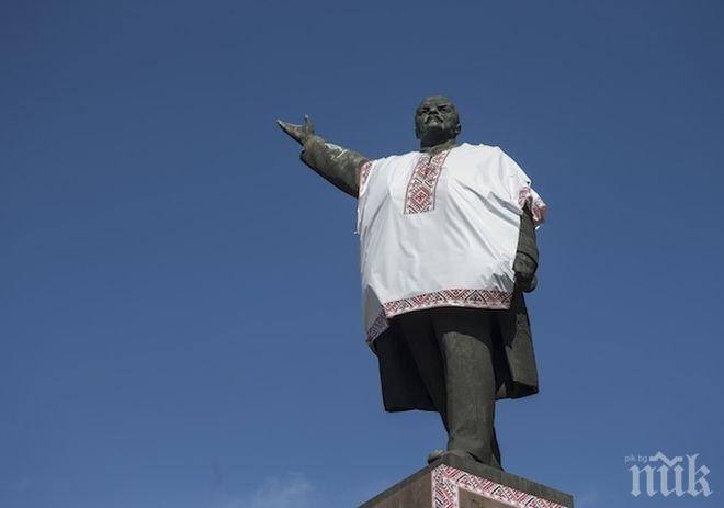 Паднаха още три комунистически паметника в Украйна