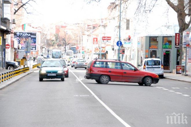 Наглост без граници! Вижте как безпардонен шофьор прави обратен завой на централна улица (снимки)