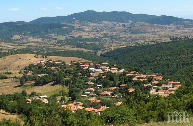 Зловещо! Камбаните на затрупан храм бият в село край Благоевград