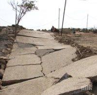 30-метрово свлачище напълно затвори пътя Девин-Кричим