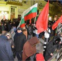 Мирен протест срещу войната в Украйна блокира Областната администрация във Варна (снимки)