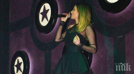 емилия еротично смела облече минижуп бельо отдолу снимки