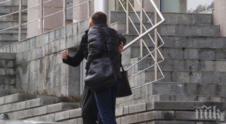 пик загадъчната дама целува виктор николаев пиарка министър снимки