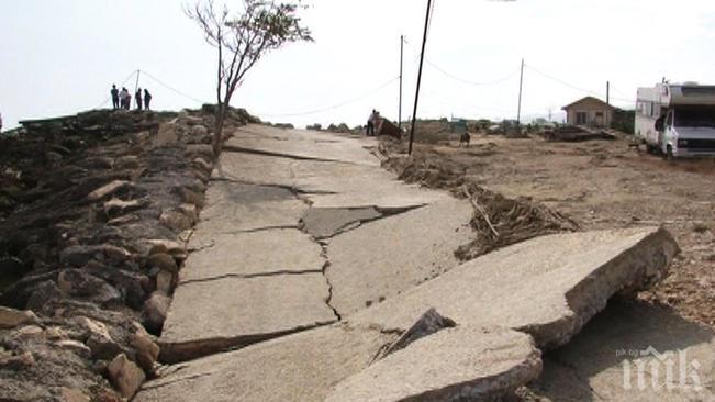 30-метрово свлачище напълно затвори пътя Девин-Кричим