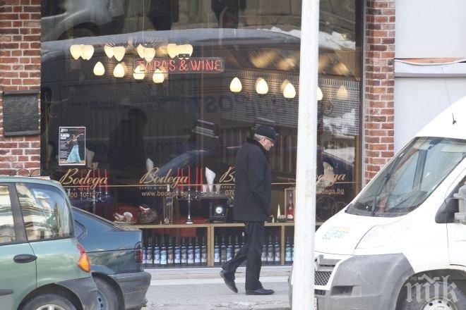 САМО В ПИК! Иван Костов обядва с другари в ресторанта на заклетия си враг Любомир Павлов (папарашки снимки)