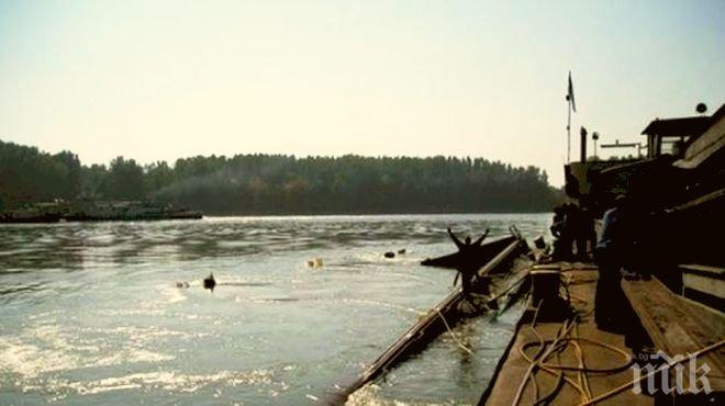 Извънредно в ПИК! Кораб с 900 тона отровни торови препарати на борда е потънал в Дунав. Цял Видин в паника (обновена, актуална снимка)