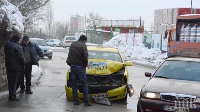 Такси се заби в камион в столичния квартал Горна баня (снимки)