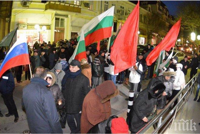 Мирен протест срещу войната в Украйна блокира Областната администрация във Варна (снимки)