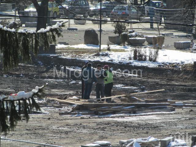 Изостава ремонта на площада в Перник (снимки)