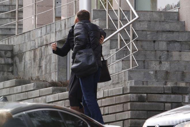 САМО В ПИК! Ето коя е загадъчната дама, която целува Виктор Николаев - пиарка на министър! (снимки)