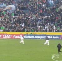 Екшън в Бундеслигата! Маскирани фенове на Кьолн нахлуха на терена след загуба! (видео)