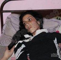 Майка на 5 деца гасне в адски мъки без пари за морфин, родила първото бебе на 15 години