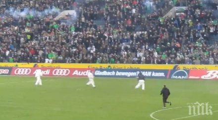 екшън бундеслигата маскирани фенове кьолн нахлуха терена загуба видео