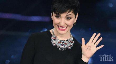 водеща без сутиен взриви мрежата снимки