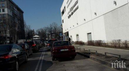 вбесени читатели пик идиотските задръствания мол сердика тъпанарите администрацията допускат влиза едната лента снимки