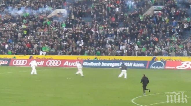 Екшън в Бундеслигата! Маскирани фенове на Кьолн нахлуха на терена след загуба! (видео)