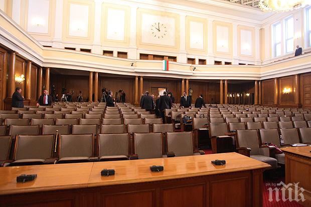 Парламентът гълта пари като черна дупка! Депутатите похарчиха 300 бона само за цветя и подаръци