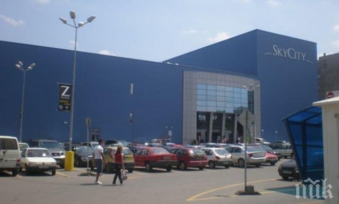 ШОК в столичен мол! Евакуират хора заради сигнал за бомба