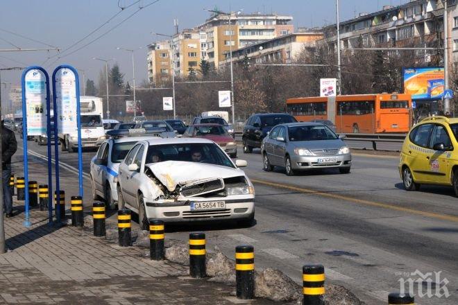 Кола и автобус се удариха в столицата
