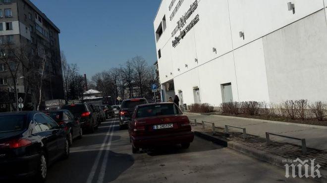 Вбесени читатели на ПИК: Защо са идиотските задръствания пред мол Сердика? Защо тъпанарите от администрацията допускат да се влиза само през едната лента? (снимки)