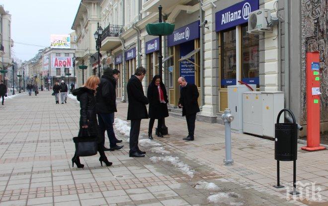 Министър Лиляна Павлова инспектира благоустрояването на централния площад в Русе